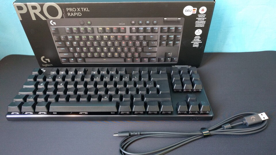 Der Lieferumfang beinhaltet nur das Nötigste. Dank Hot-Swap können aber sowohl Schalter als auch Tastenkappen ausgetauscht werden. Jedoch muss der Ersatz bei Bedarf zusätzlich gekauft werden.