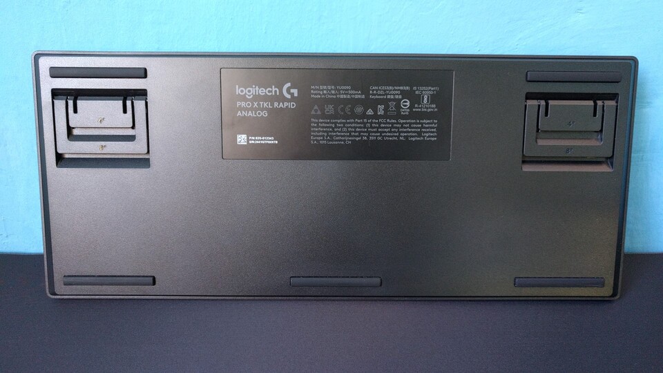 Die flachen Anstellfüße können die einigermaßen hohen Tasten kaum kompensieren. Eine Handgelenkauflage hätte hier unterstützt. Mir persönlich reichte es auch ohne, aber ich bin hohe Gaming-Boards auch gewohnt.