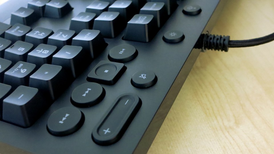 Oben rechts auf der Tastatur befinden sich diverse Multimediatasten, das stoffummantelte Kabel ist gleichzeitig über eine stabile Halterung mit dem Gehäuse verbunden.