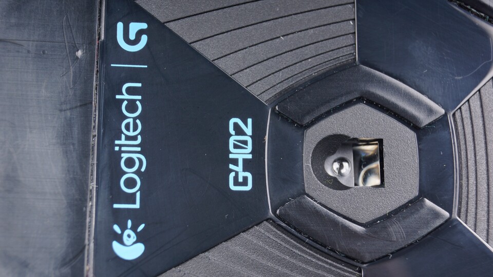 Zusätzlich zum optischen Sensor kommen in der G502 noch ein Beschleunigungssensor und ein Gyroskop zum Einsatz, um auch extrem schnelle Bewegungen korrekt erfassen zu können.