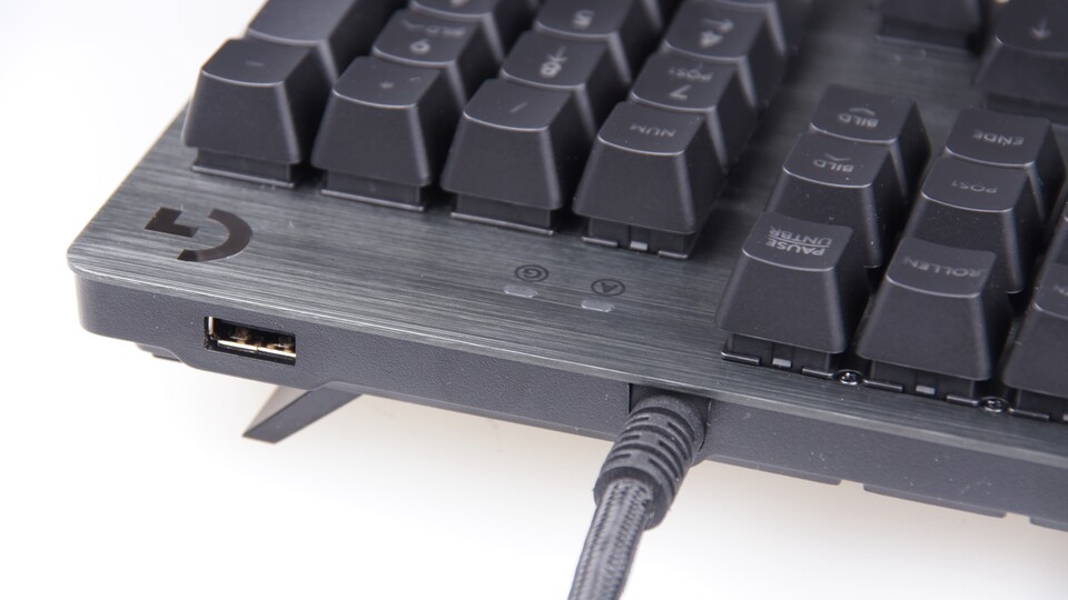 Es gibt einen USB-Hub mit einem einzelnen Port, Audio-Anschlüsse bietet die G513 dagegen nicht. Das relativ dicke USB-Kabel wird gleichzeitig bei der Verbindung zur Tastatur durch eine zusätzliche Gummierung verstärkt.