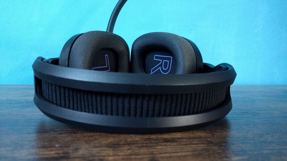 Durch den dünnen Kunststoffrahmen ist das Headset recht leicht. (Bildquelle: Nele WobkerGameStar Tech)