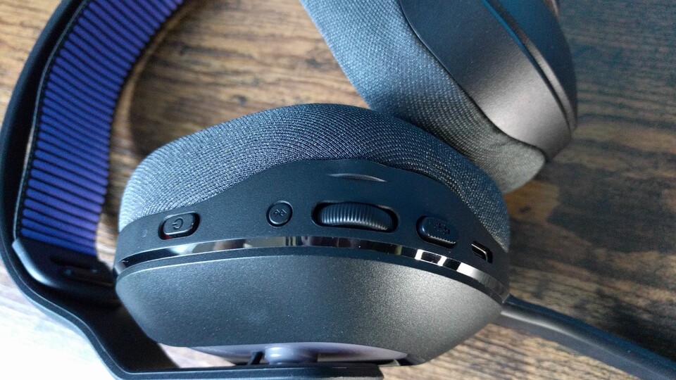 Sehr schön sind die dezidierten Bedienelemente, wie ein extra An-Ausschalter, die Stummtaste und die Bluetoothtaste. (Bildquelle: Nele WobkerGameStar Tech)