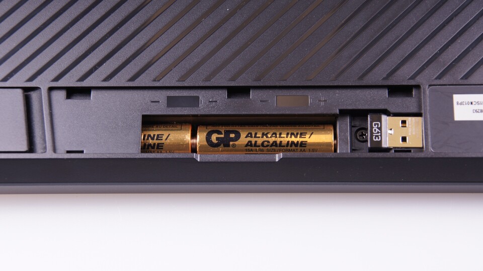 Batteriefach : Im Batteriefach finden zwei AA-Batterien Platz, zudem kann das USB-Dongle dort einfach verstaut werden, damit es nicht verloren geht.