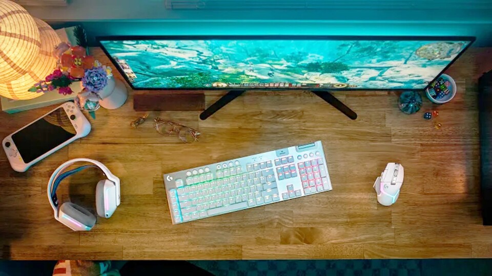 Die G915 X LIGHTSPEED gibts sowohl in Weiß als auch in Schwarz und dank der Funkverbindung könnt ihr auch auf das lästige Kabel verzichten.