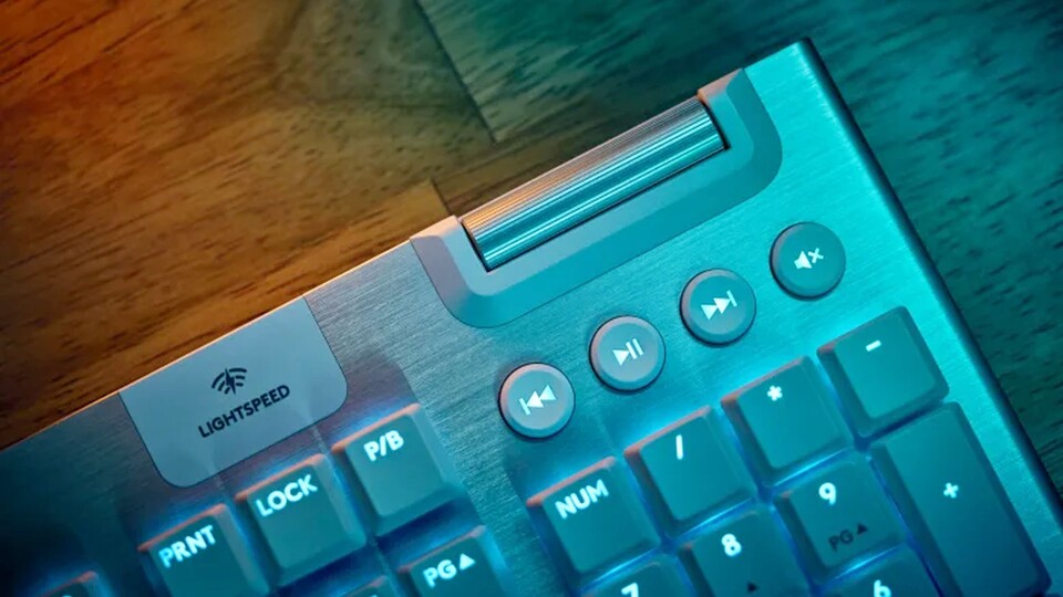 Die Lautstärkewalze gibt euch zusammen mit den Multimedia-Tasten jederzeit präzise Kontrolle über den Gamesound, eure Musik oder den Sprachchat.