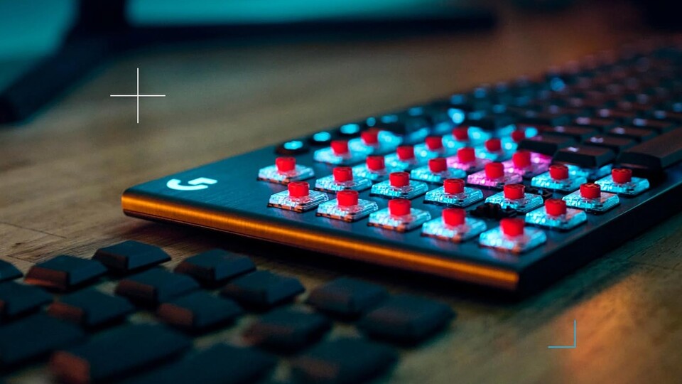 Mit einer Akkulaufzeit von bis zu 800 Stunden bei ausgeschaltetem RGB lässt sich die Logitech G915 gefühlt endlos lange betreiben!