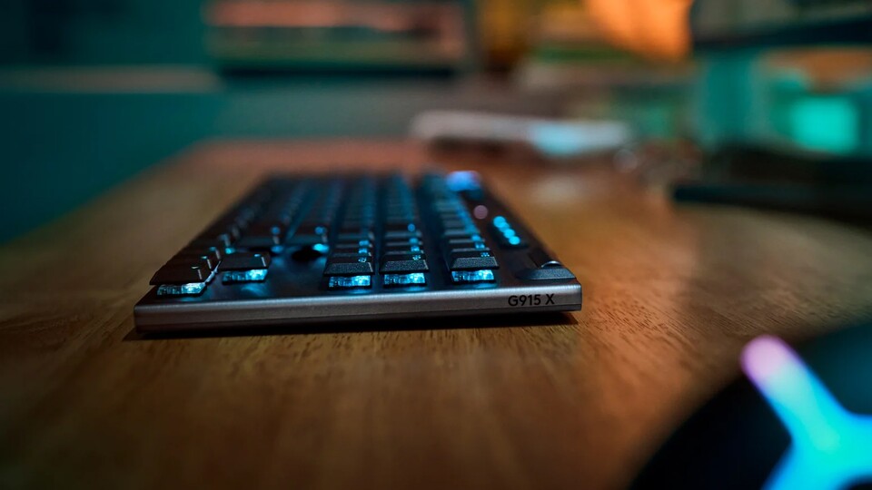 Mit knapp 23 mm Gesamthöhe gehört diese Tastatur zu den flachsten überhaupt – genau wie die berüchtigten Wortwitze meines Kollegen Benni.