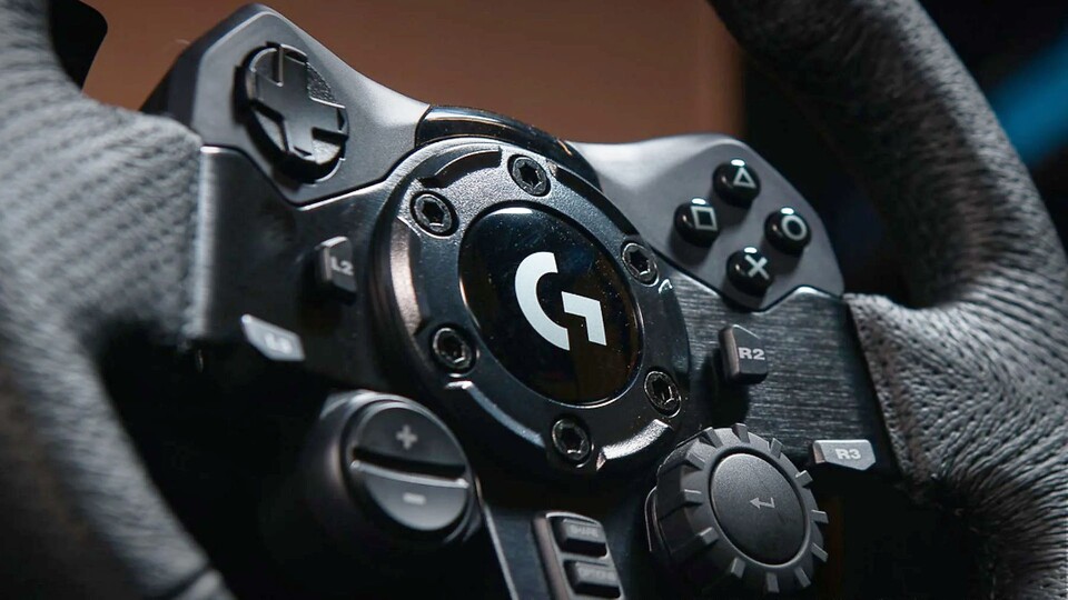 Auf dem mit Knöpfen und Schaltern übersäten Lenkrad findet ihr jede Taste, die ihr während und außerhalb des Rennens gebrauchen könntet.