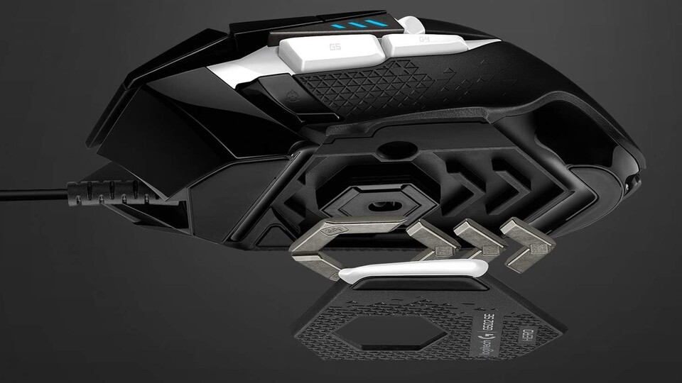 Die anpassbaren Gewichte werden auf der Unterseite der Logitech-Maus angebracht.