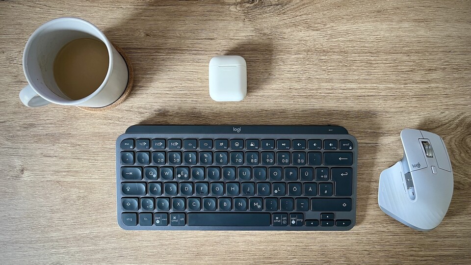 Klein und kompakt: Das spart Platz auf dem Schreibtisch - zum Beispiel für die Maus für eine gesündere Haltung.