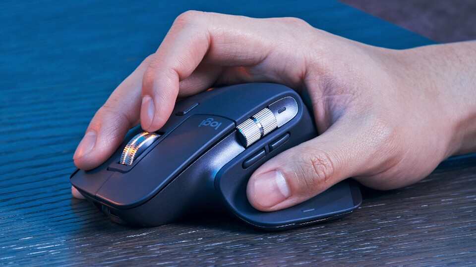 Der Daumen bekommt nicht nur ein Rad und Tasten, sondern auch eine angenehme Ablagefläche.