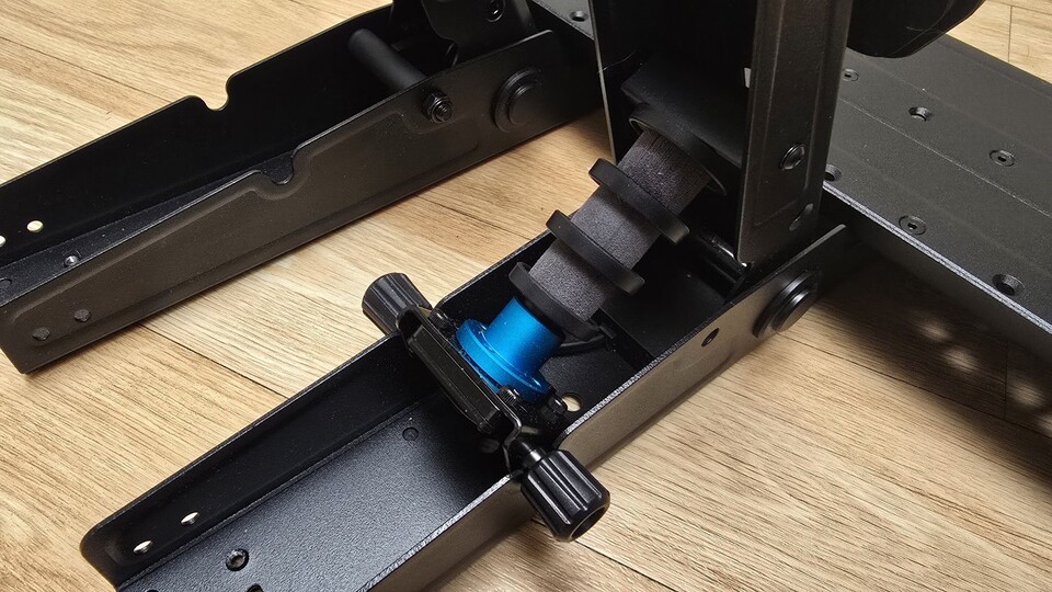 Eine Load Cell an der Bremse gehört in dieser Preisklasse nicht zum Standard. Ihr kontinuierlich steigender Gegendruck erzeugt ein authentisches Bremsgefühl.