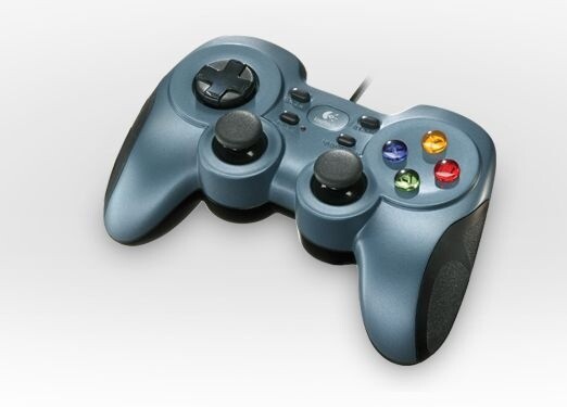 Das Logitech Rumble Gamepad F510 hat die Bedienelemente des Xbox-360-Controllers, aber das Layout eines Playstation-3-Gamepads.