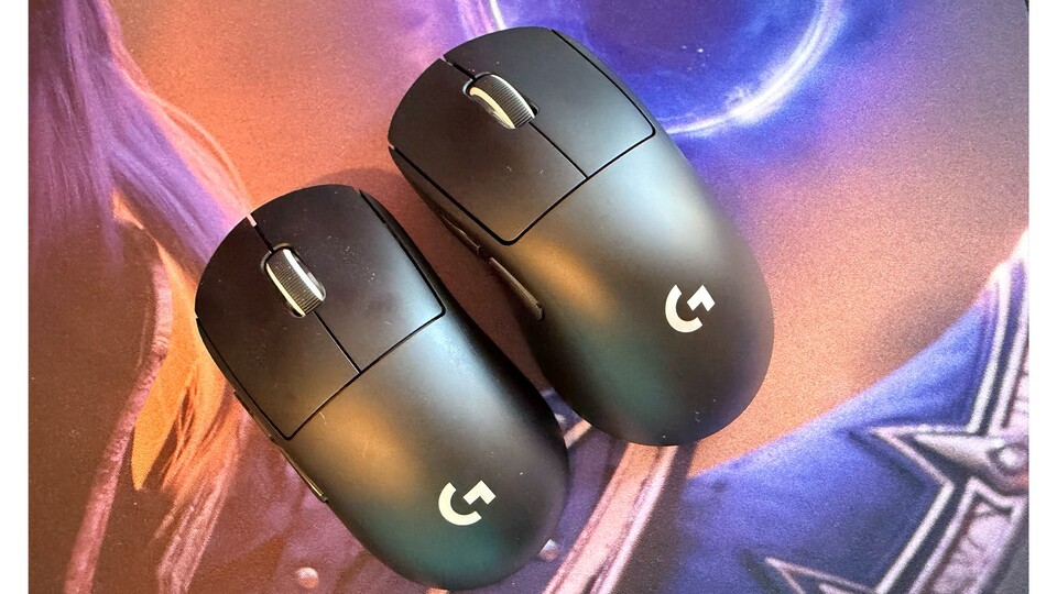 Die linke Maus ist die SUPERLIGHT 2c im Vergleich zur DEX. Man sieht hier den klaren Größenunterschied.