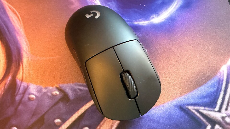 Tasten auf beiden Seiten und damit bestens für Links- und Rechtshänder geeignet – die PRO 2 LIGHTSPEED.