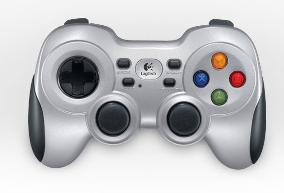 Die Feuerknöpfe sind von der Xbox 360 inspiriert, Layout und Design ähneln dem Playstation-3-Controller.