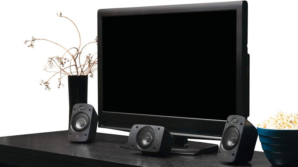 Kompakte Lautsprecher, die überall hin passen: Im Gegensatz zu großen Anlagen, fügt sich das Z906 vermutlich in jedes Wohnzimmer gut ein.