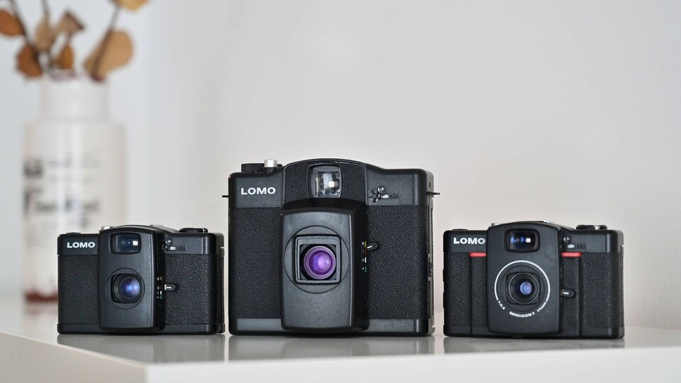 Die Lomo LC-A 120 (m.) schießt Fotos im 6x6-Format. Die Lomo LC-Wide (r.) erlaubt sogar das Fotografieren im Quadratformat mit handelsüblichen 35mm-Film. (Bildquelle: Lomography)