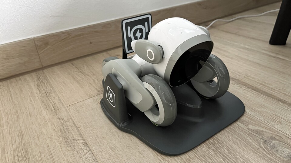 An der Ladestation lädt sich Loona (via USB-C) selbständig auf.