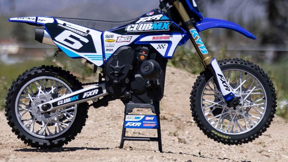 Im Lieferumfang ist auch ein Ständer enthalten, auf dem ihr das Motorrad abstellen könnt, ohne dass es umfällt.