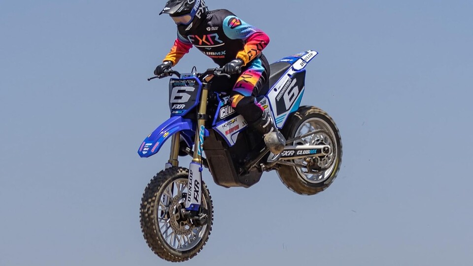 Selbst Airtime ist mit dem ferngesteuerten RC-Motorrad drin – mit ausreichend Speed und dem richtigen Winkel hebt es ab.