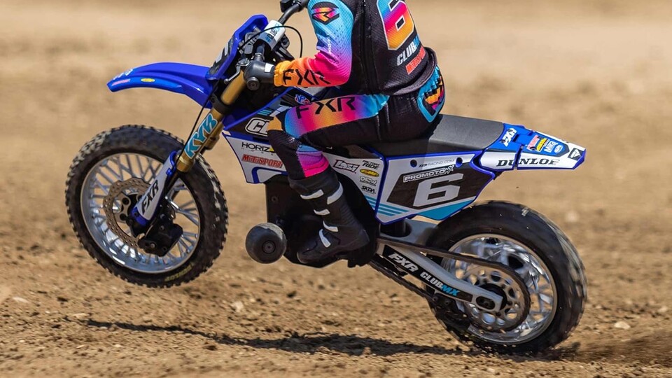 Wheelies sind selbst auf losem Sand kein Problem für diese Maschine.