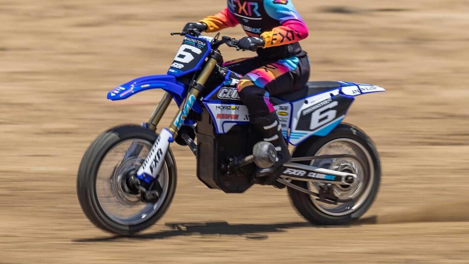 Das ferngesteuerte Dirtbike erreicht mit Vollgas eine maximale Höchstgeschwindigkeit von bis zu 60 kmh!