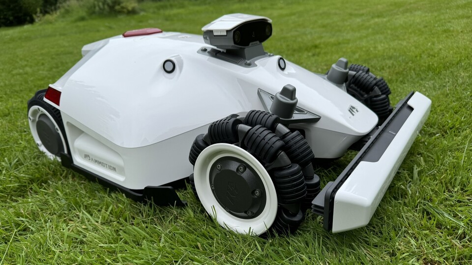 Patrick hat einen großen, anspruchsvollen Garten und sich deshalb ein wenig Hilfe in Form eines Mähroboters geholt. (Bildquelle: Patrick FreeseGameStar Tech)