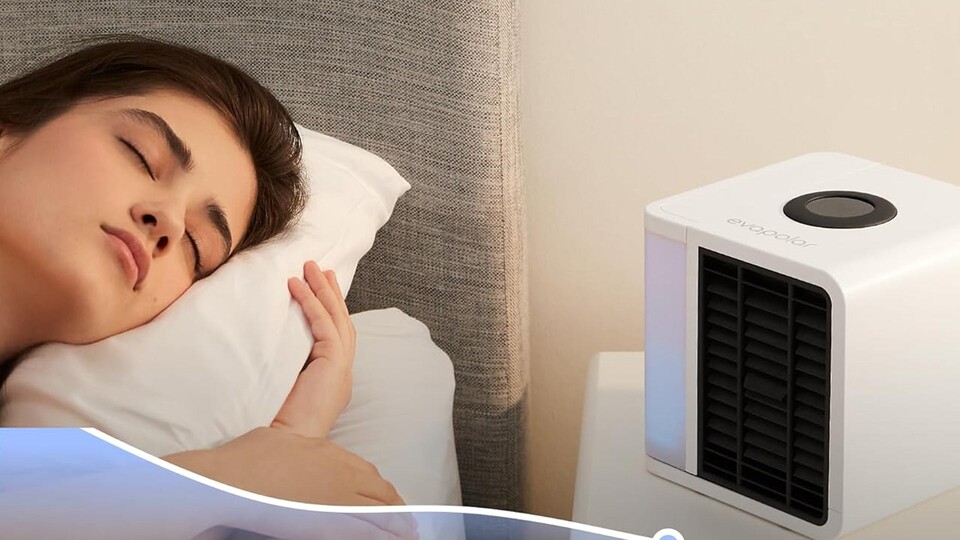 Auch nachts im Schlaf spendet euch der Evapolar evaLIGHT plus Linderung gegen die Hitze.