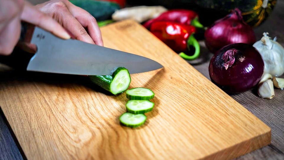Ein gutes Schneidebrett ist das A und O: Das falsche Brett wird auf Dauer eure Kling schneller abstumpfen lassen.