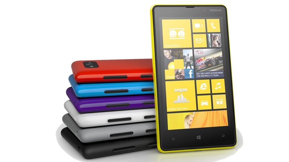 Das Lumia 820 liefert Nokia in mehreren Farbkombinationen, die Hüllen lassen sich zudem wechseln. 