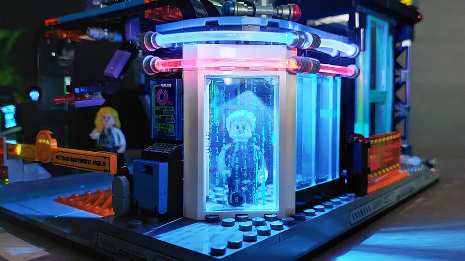 Bedruckte Fenster in Kombination mit kleinen LED-Lämpchen – diese Hologramm-Bildschirme sehen echt schick aus!