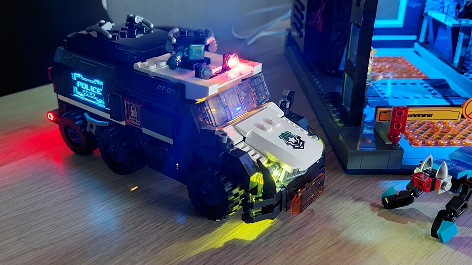 Blinkendes Blaulicht, Rücklicht und Frontscheinwerfer: Der separat erhältliche Urban Convoy passt in die Garage der Polizeistation.