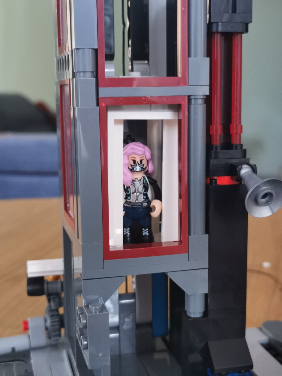 Enge Kiste: Der Aufzug lässt sich zumindest im aktuellen Zustand nur umständlich mit einer Figur beladen.