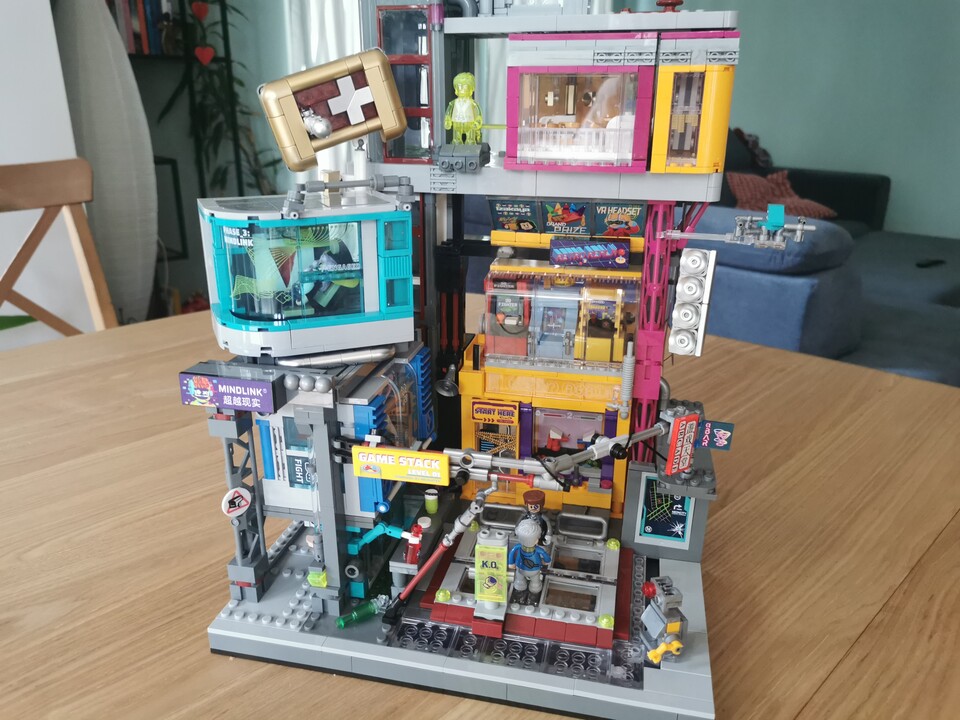 Mit 43 Zentimetern Höhe macht sich der Game Stack gut neben den Häusern von Legos Modular Buildings.