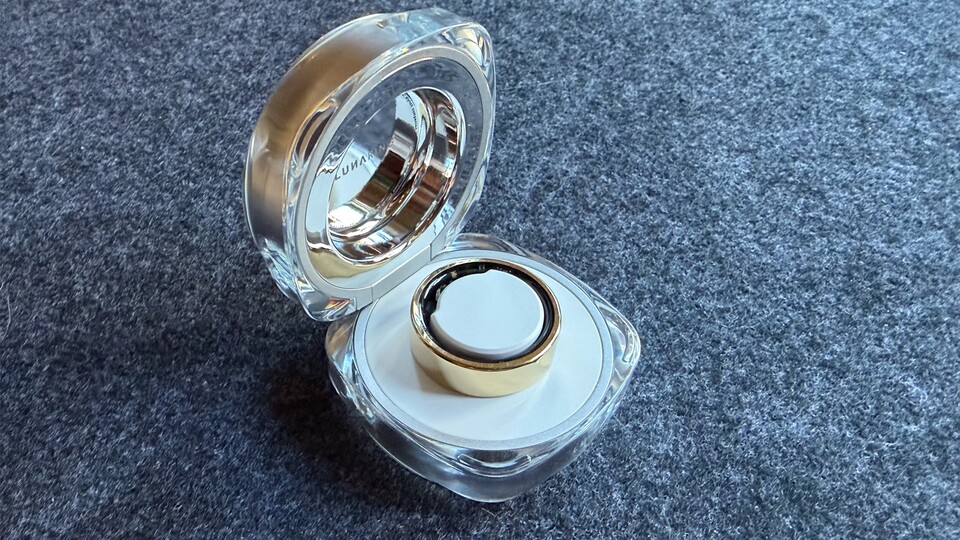 Das Ladecase ist im Lieferumfang enthalten. Bei Oura müsst ihr für das Ladecase hingegen extra zahlen. (Bild: Patrick Schneider, GameStar Tech)