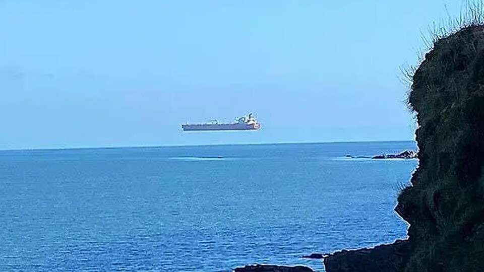 Moment mal ... ein schwebender Tanker? Nein, nur eine Streich aus Licht, Hitze und Wasser.