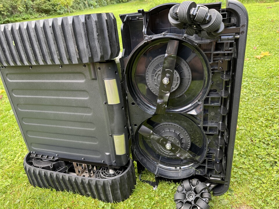 Mit seinen zwei Balkenmessern kommt der Lymow One gut mit Fallobst zurecht - ist aber auch lauter als mein Mammotion Luba 2 AWD mit Messertellern.