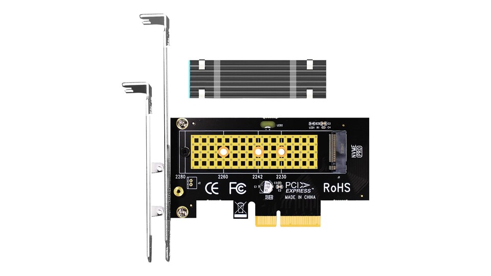 Im Lieferumfang ist neben der PCIe Erweiterungskarte selbst auch noch eine schmalere Blende und ein Kühlkörper für die SSD enthalten.