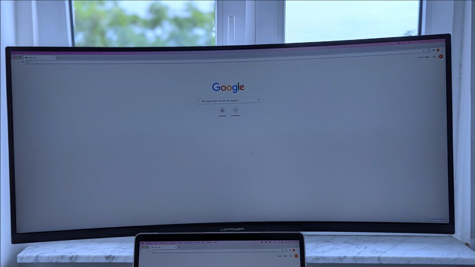 Zu Hause kann ich von der tollen Auflösung meines Ultrawide-Monitors profitieren und habe gleichzeitig noch das Display des MacBook Air um darauf zu arbeiten.
