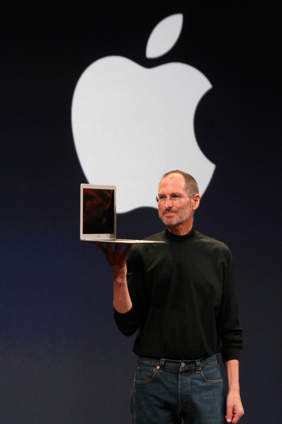Steve Jobs hat 2008 das erste MacBook Air aus einem A4-Umschlag gezogen. (Quelle: Wikipedia)