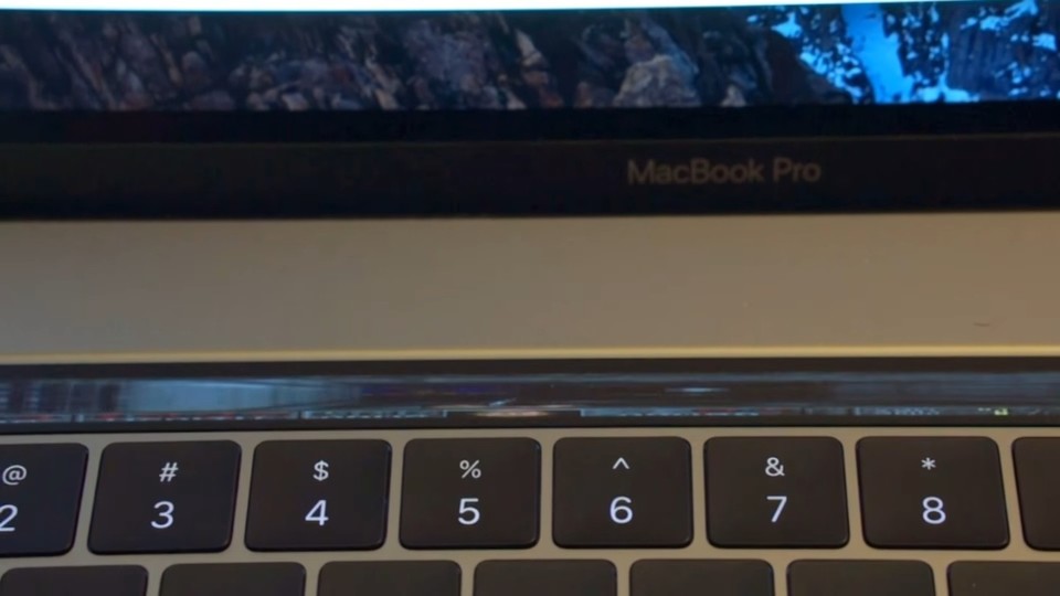 Doom auf der Touch Bar des neuen Macbook Pro sieht sehr gequetscht aus, läuft aber trotzdem.
