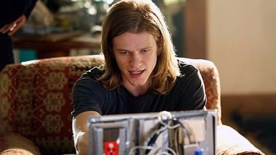 Lucas Till ist der neue und wesentlich jüngere MacGyver in der Neuauflage der Kultserie aus den 80er Jahren.