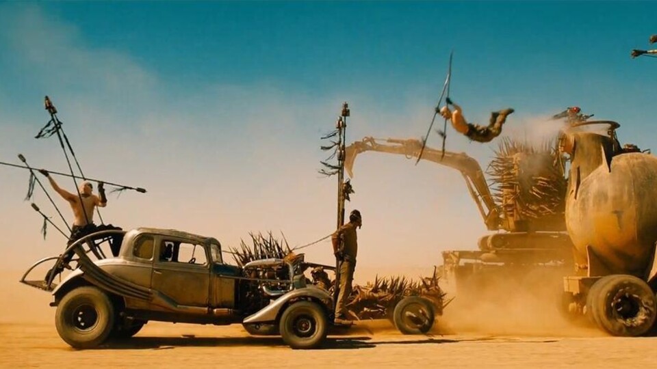Stachelkarosserien, zweckentfremdete Minibagger und feuerspeiende Gitarren: Unglaubliche Actionszenen wie diese erlebt ihr bei Mad Max: Fury Road wie am Fließband!