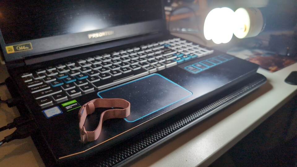 Wo waren Sie Dienstag Abend um 19:32 Uhr? Exakt hier neben dem Touchpad? Interessant!