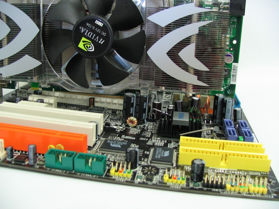 Auf das 945P Platinum von MSI passt die Geforce 7900 GTX gar nicht.