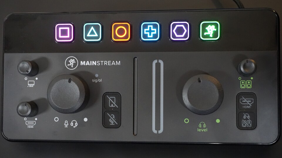 Auf der Vorderseite befinden sich Drehregler, Mute-Knöpfe, Hotkeys und optische Anzeigen für den Output-Pegel und die optimale Mikrofonverstärkung.