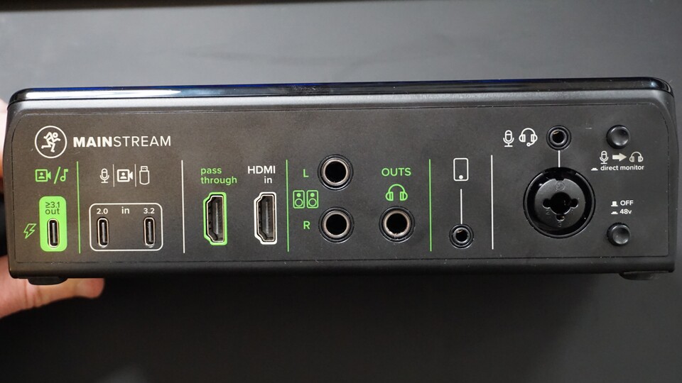 Die Anschlüsse und die Schalter zum Aktivieren und Deaktivieren des Direct Monitorings und der Phantomspeisung befinden sich auf der Rückseite.