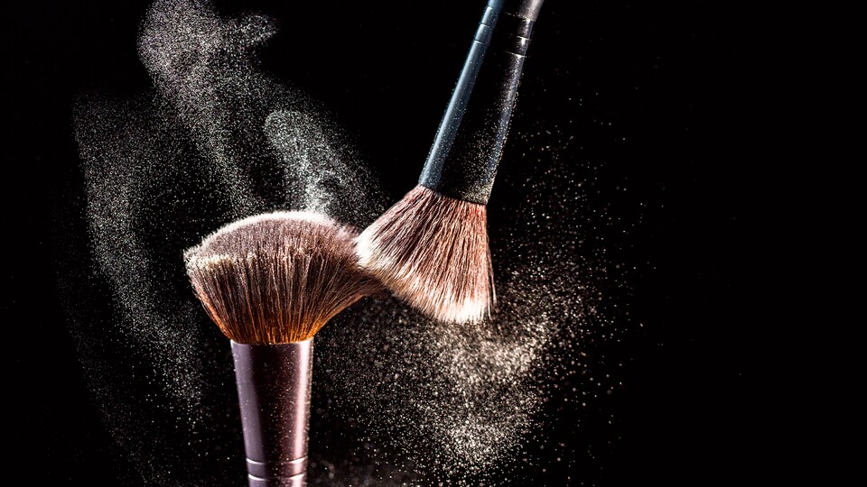 Wenn ihr einen Make-up-Pinsel nutzt, muss der natürlich sauber sein. (Bild: Nikolay N. Antonov - adobe.stock.com)